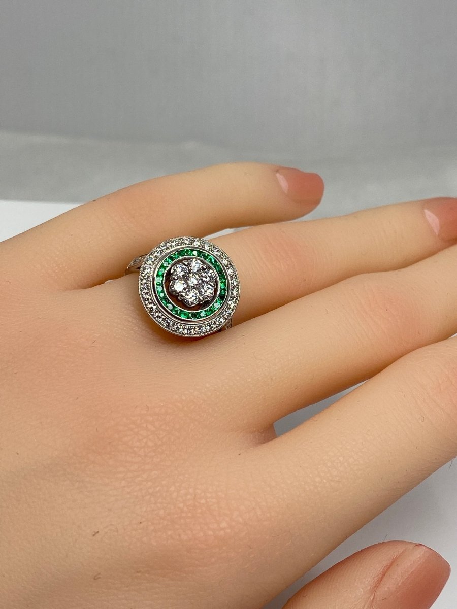 Bague ronde en or 18 carats en émeraudes et diamants de style ART DECO - Castafiore