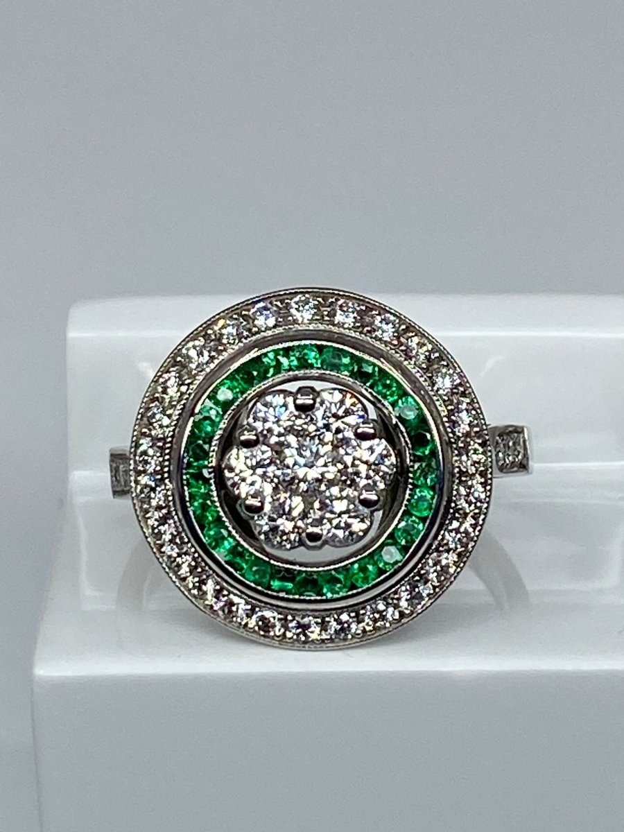 Bague ronde en or 18 carats en émeraudes et diamants de style ART DECO - Castafiore