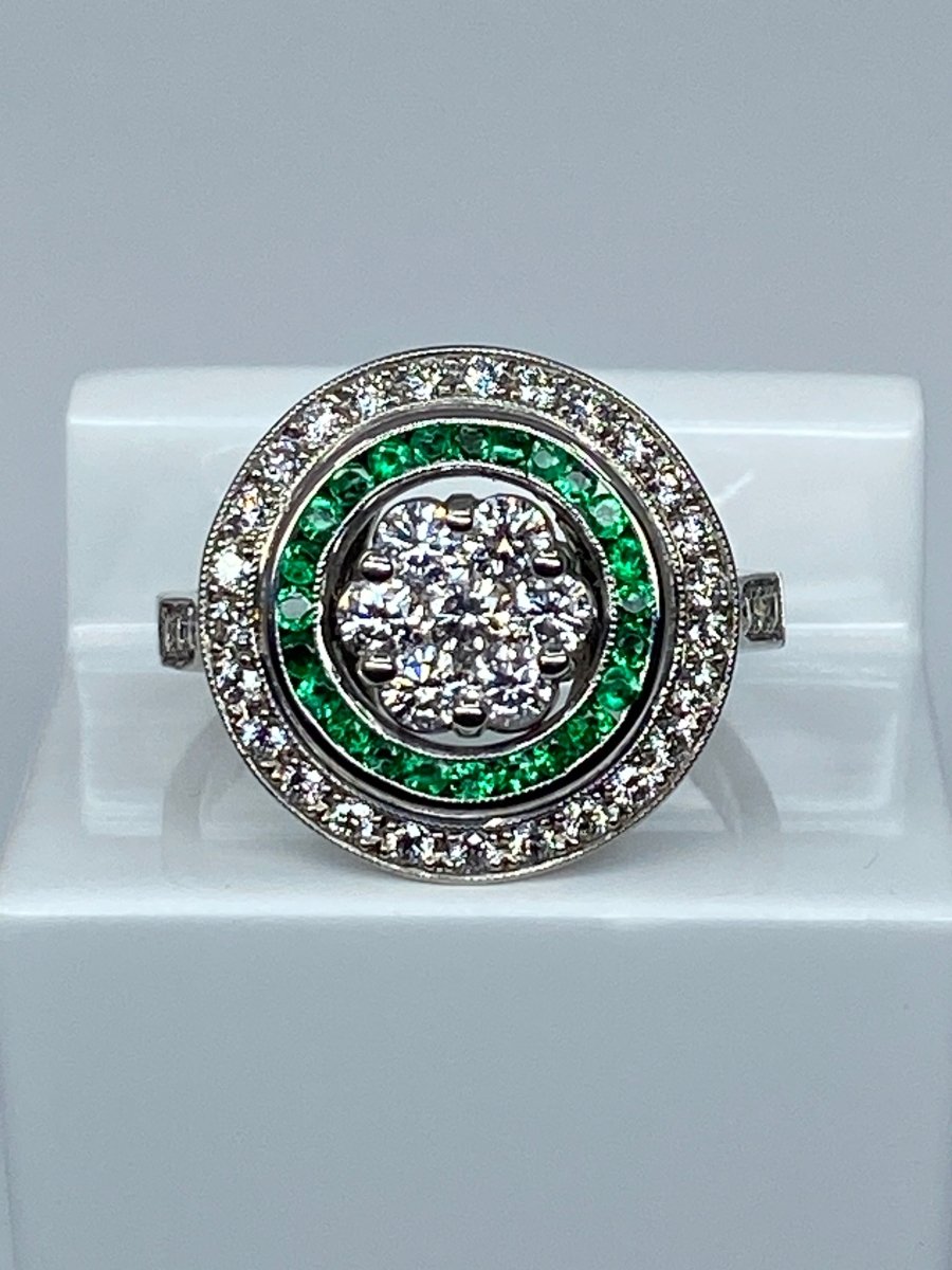 Bague ronde en or 18 carats en émeraudes et diamants de style ART DECO - Castafiore