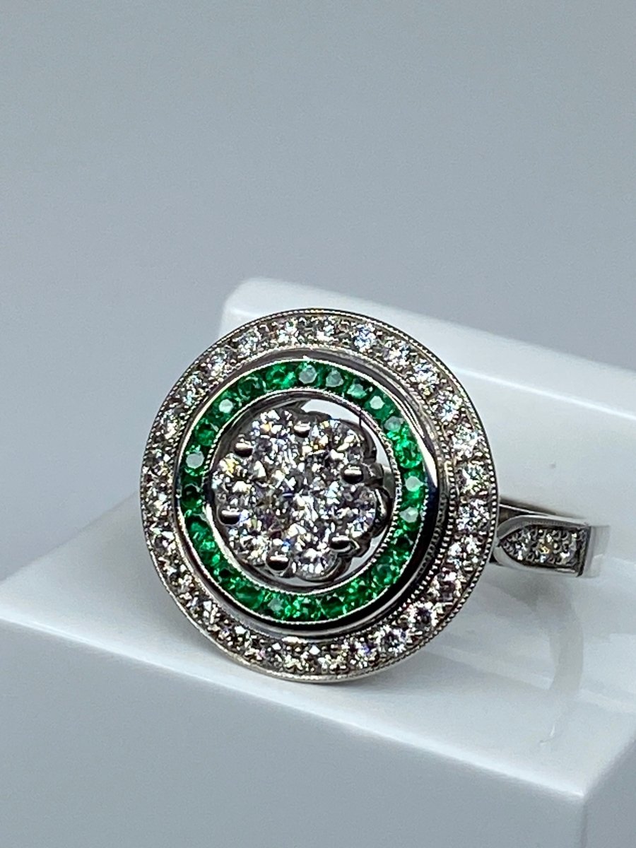 Bague ronde en or 18 carats en émeraudes et diamants de style ART DECO - Castafiore