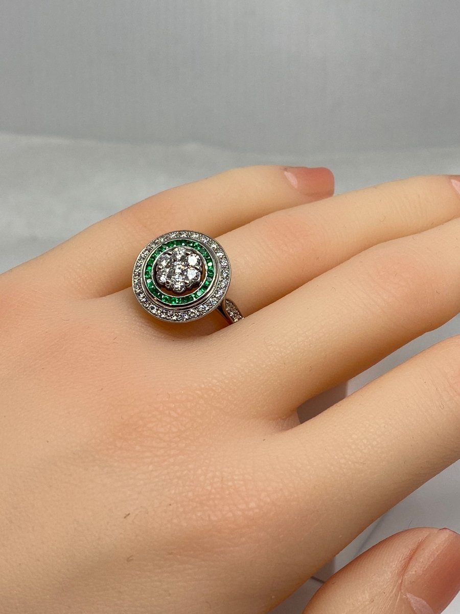 Bague ronde en or 18 carats en émeraudes et diamants de style ART DECO - Castafiore