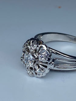 Bague ronde en or 18 carats marguerite sertie de 7 diamants de taille brillant - Castafiore
