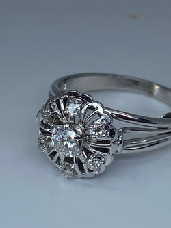 Bague ronde en or 18 carats marguerite sertie de 7 diamants de taille brillant - Castafiore
