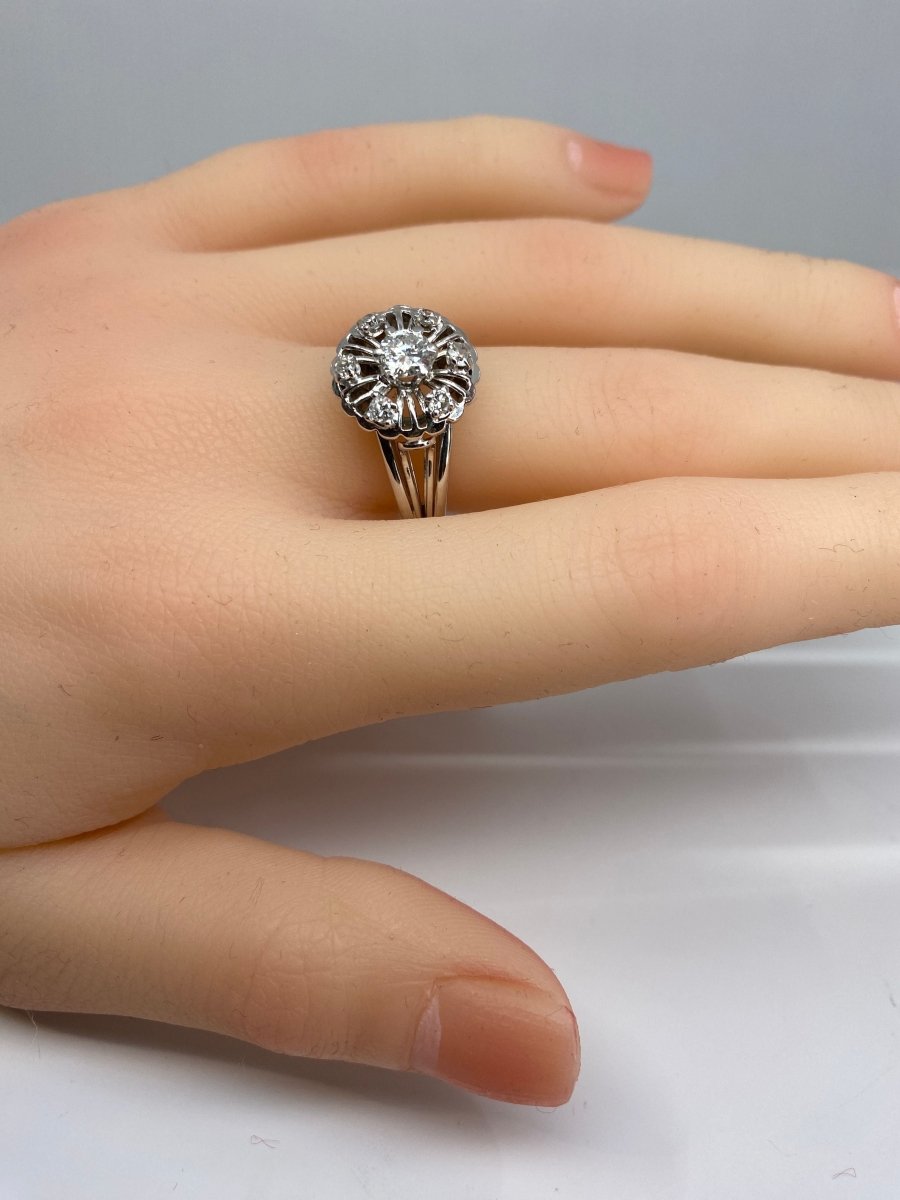Bague ronde en or 18 carats marguerite sertie de 7 diamants de taille brillant