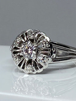 Bague ronde en or 18 carats marguerite sertie de 7 diamants de taille brillant - Castafiore