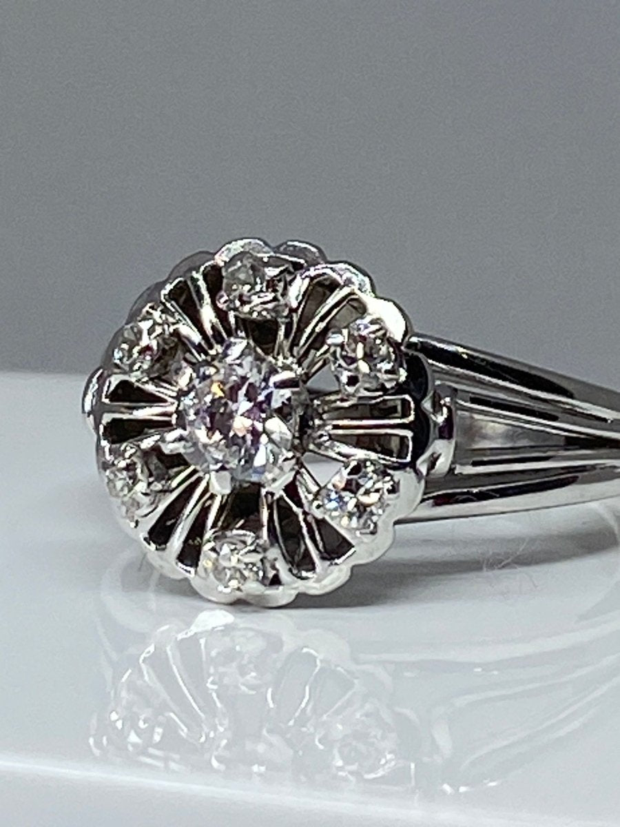 Bague ronde en or 18 carats marguerite sertie de 7 diamants de taille brillant - Castafiore