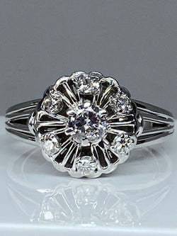 Bague ronde en or 18 carats marguerite sertie de 7 diamants de taille brillant - Castafiore