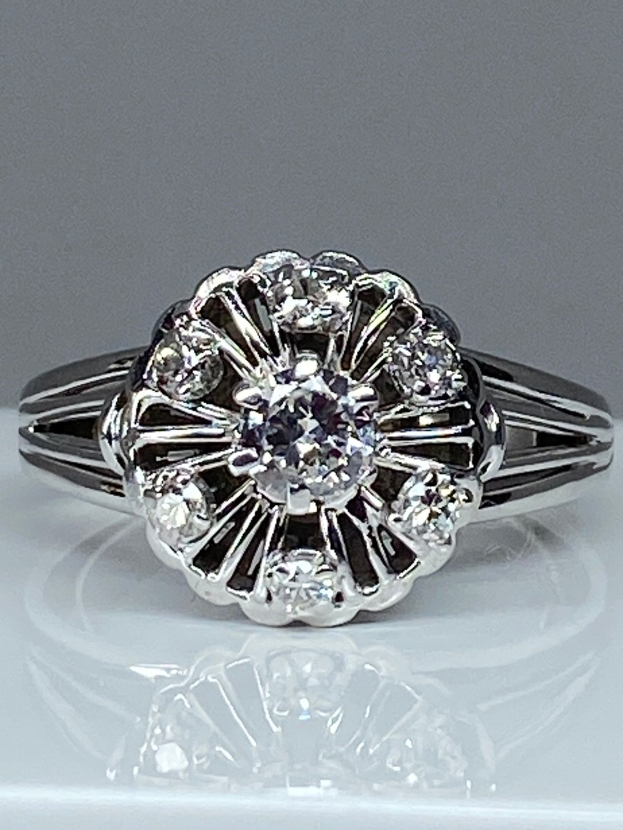 Bague ronde en or 18 carats marguerite sertie de 7 diamants de taille brillant - Castafiore