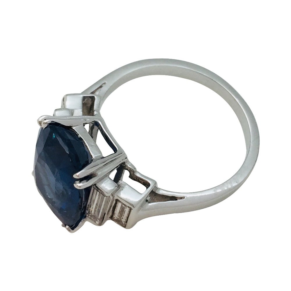 Bague saphir, 6,77 carats en or blanc, diamants - Castafiore