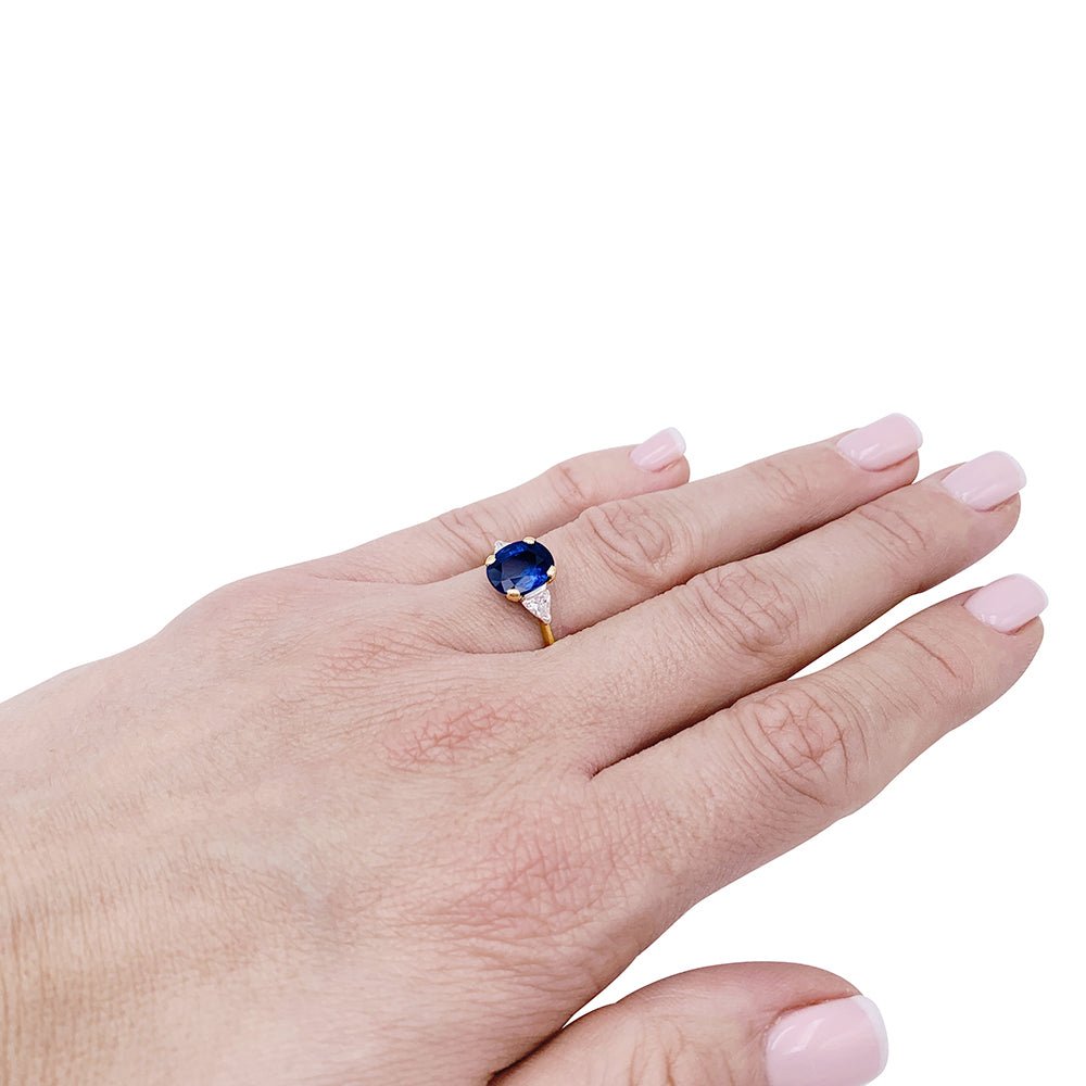 Bague saphir ovale, diamants troïdas - Castafiore