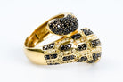Bague serpent en or jaune 18 carats ornée de 86 diamants ronds noirs de 0,86 carats au total, de 87 diamants ronds couleur champagne de 0,87 carats au total et de 2 rubis. - Castafiore