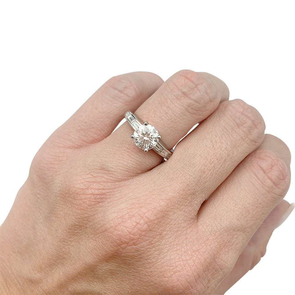 Bague solitaire accompagné diamants baguette - Castafiore