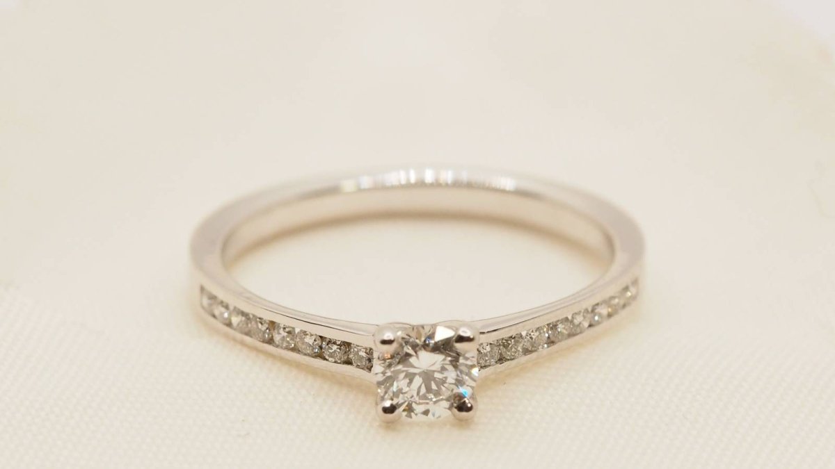 Bague solitaire en or blanc et diamant - Castafiore