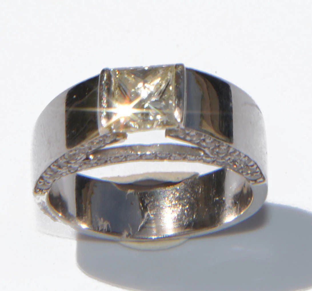 Bague solitaire en or gris ornée d'un diamant taille princesse - Castafiore
