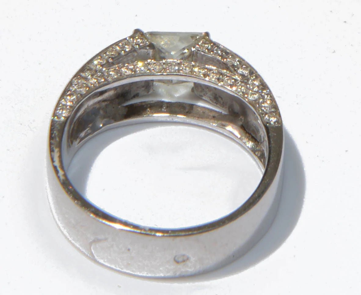 Bague solitaire en or gris ornée d'un diamant taille princesse - Castafiore