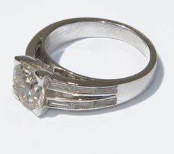 Bague solitaire ornée d'un diamant épaulée de diamant taille baguette - Castafiore