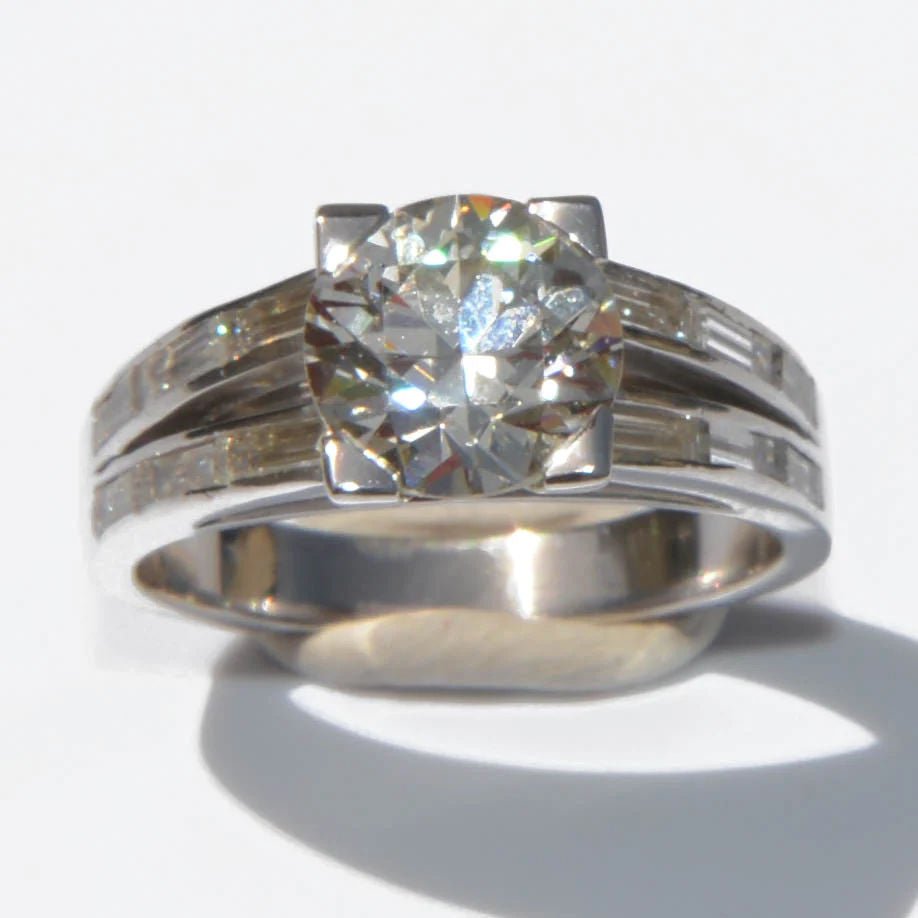 Bague solitaire ornée d'un diamant épaulée de diamant taille baguette - Castafiore
