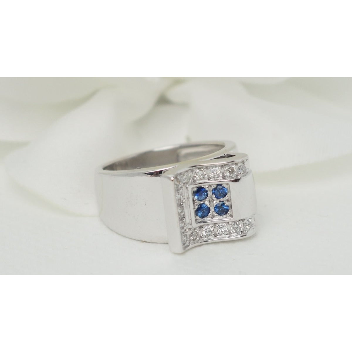 Bague Tank en or blanc, saphirs et diamants - Castafiore