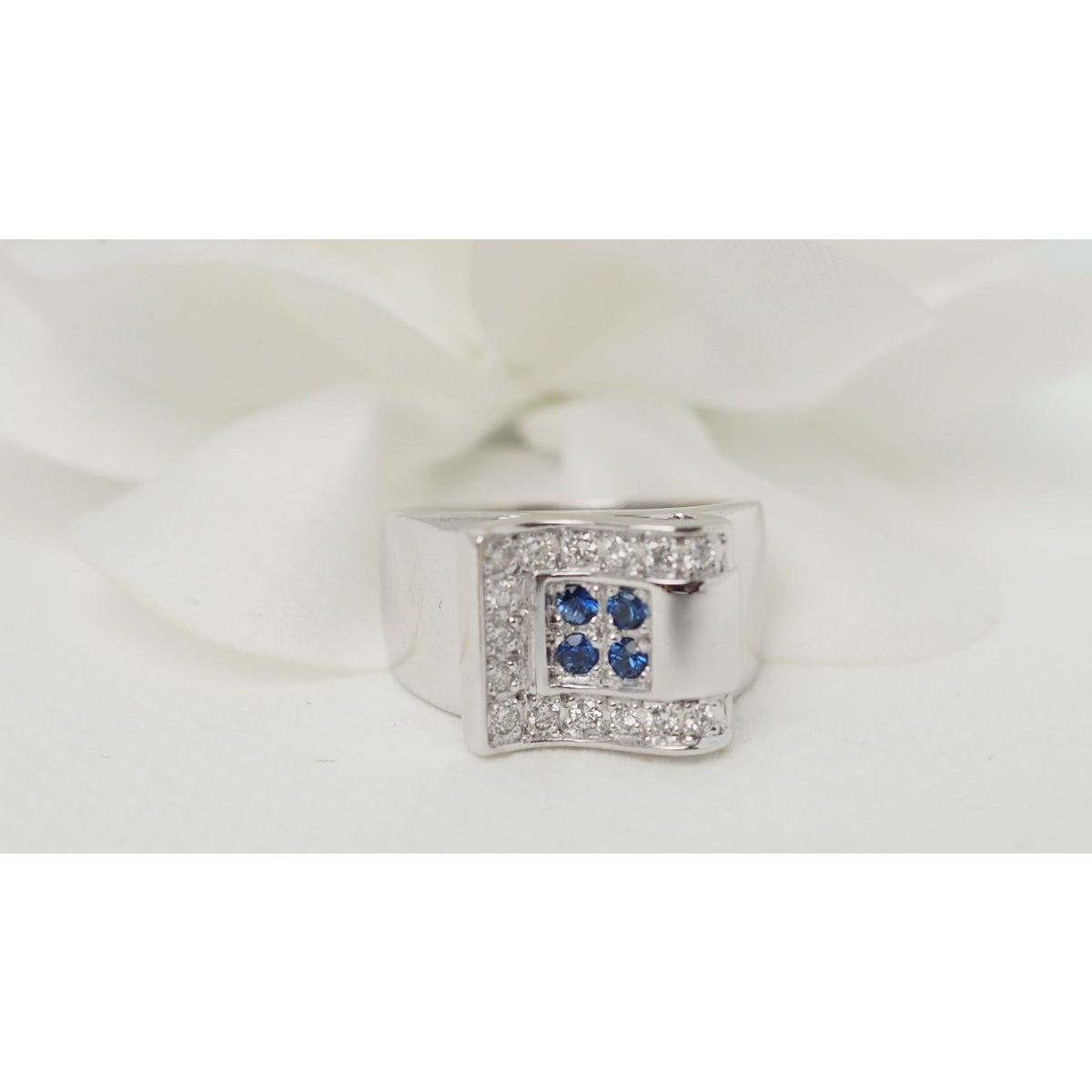 Bague Tank en or blanc, saphirs et diamants - Castafiore