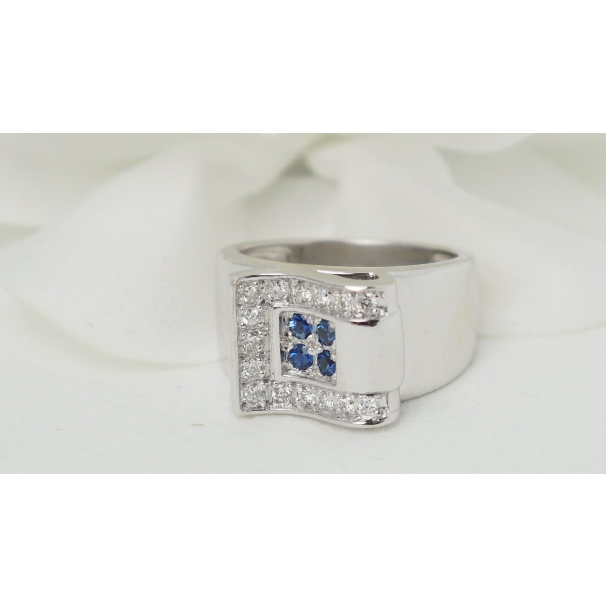 Bague Tank en or blanc, saphirs et diamants - Castafiore