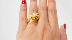 Bague tête de bélier en or jaune et rubis - Castafiore