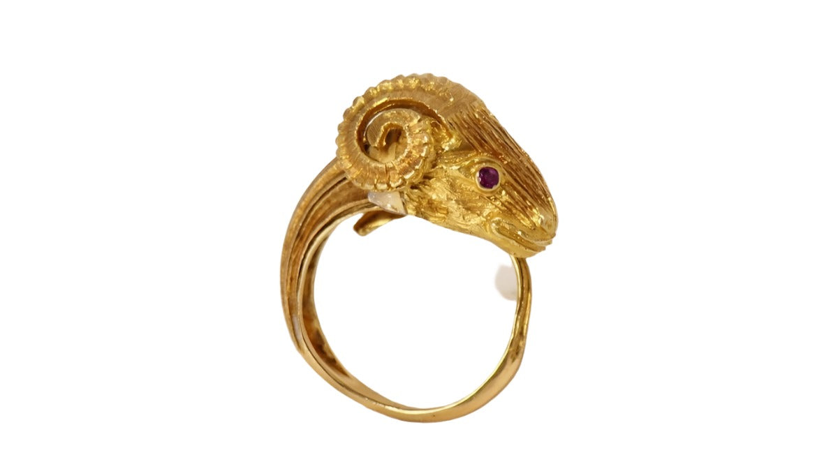 Bague tête de bélier en or jaune et rubis - Castafiore