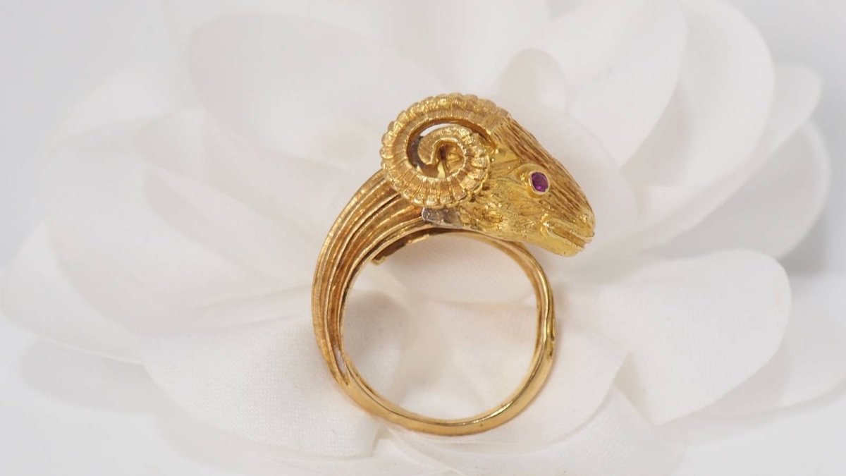 Bague tête de bélier en or jaune et rubis - Castafiore