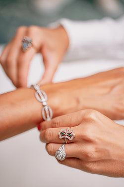 Bague "Tourbillon" en or blanc, platine et diamants - Castafiore