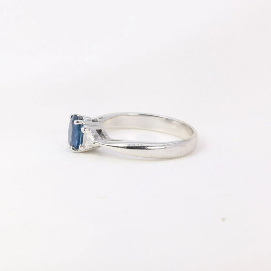 Bague trilogie en or, saphir ovale et diamants troïdia - Castafiore