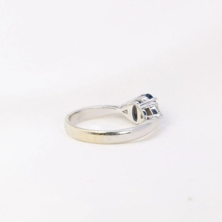 Bague trilogie en or, saphir ovale et diamants troïdia - Castafiore