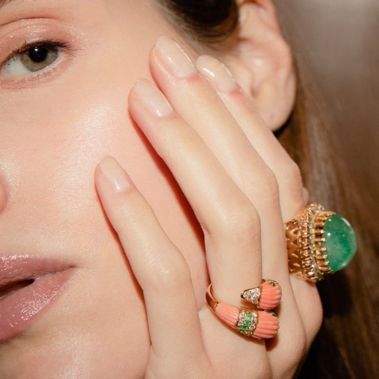 Bague VAN CLEEF & ARPELS "Dauphins" en or jaune, corail rose, émeraudes et diamants - Castafiore