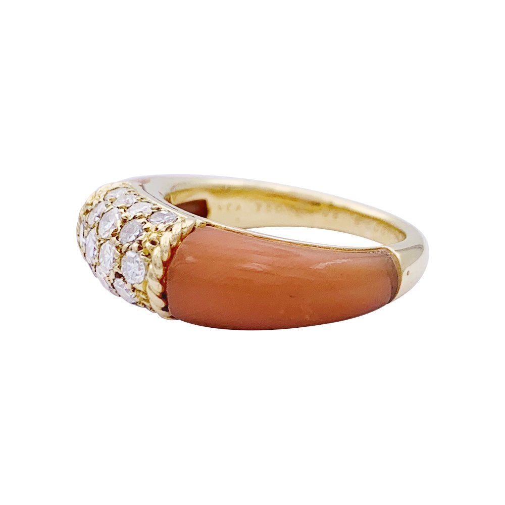 Bague Van Cleef & Arpels "Philippine" en or jaune, corail rose et diamants. - Castafiore
