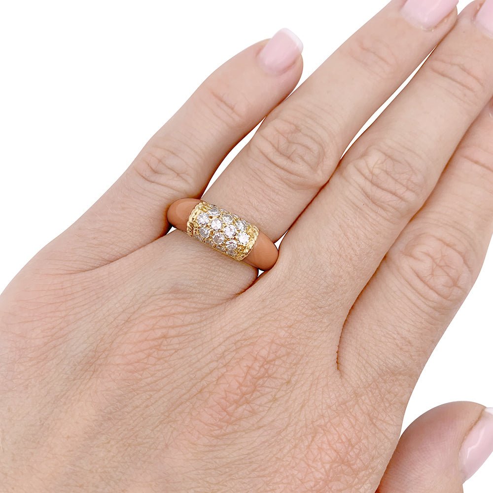 Bague Van Cleef & Arpels "Philippine" en or jaune, corail rose et diamants. - Castafiore