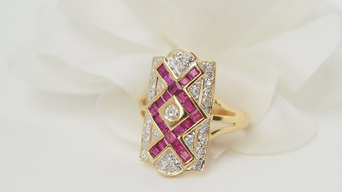 Bague vintage en or jaune, rubis et diamants - Castafiore