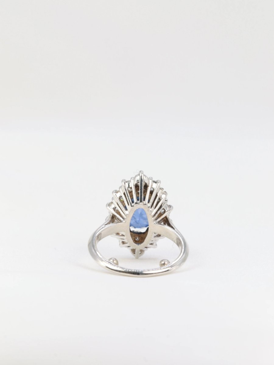 Bague vintage marquise en or blanc 18k saphirs et diamants - Castafiore