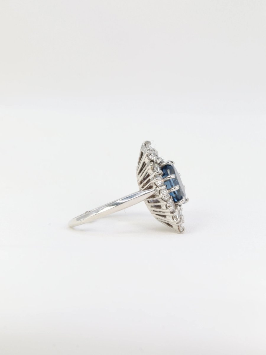 Bague vintage marquise en or blanc 18k saphirs et diamants - Castafiore