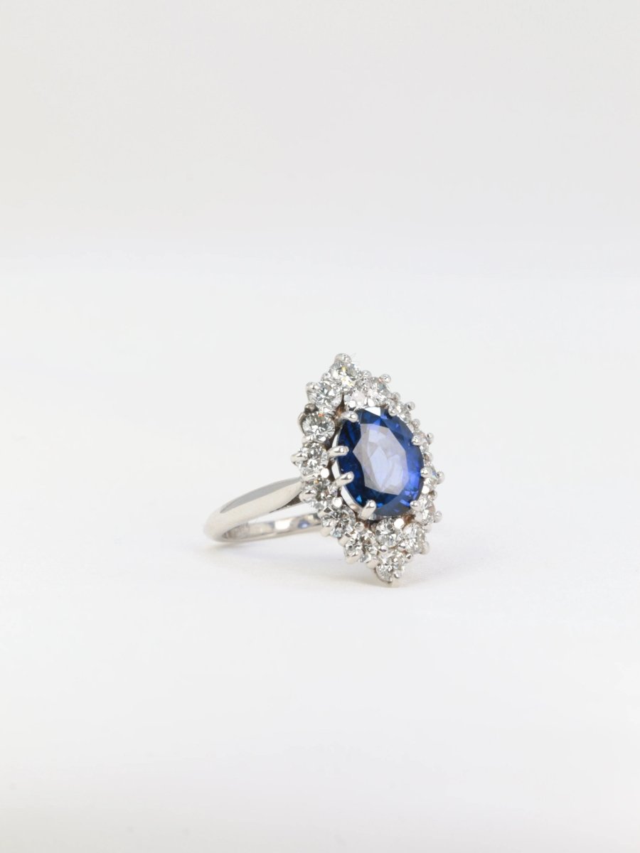 Bague vintage marquise en or blanc 18k saphirs et diamants - Castafiore