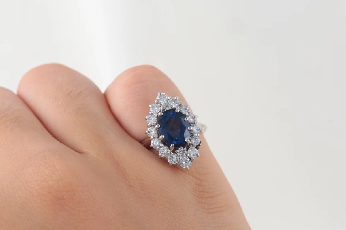 Bague vintage marquise en or blanc 18k saphirs et diamants - Castafiore