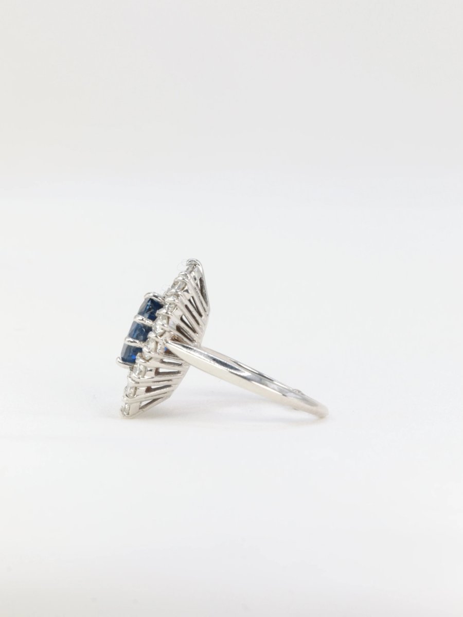 Bague vintage marquise en or blanc 18k saphirs et diamants - Castafiore