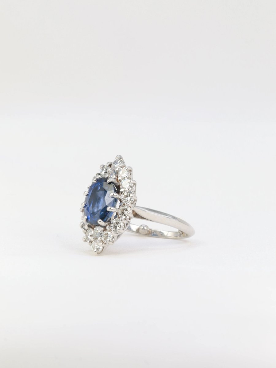 Bague vintage marquise en or blanc 18k saphirs et diamants - Castafiore