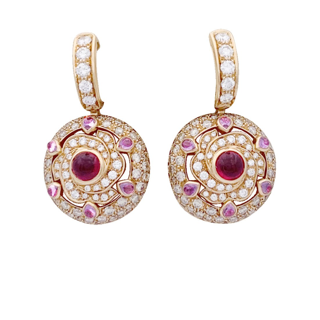 Boucles d'oreille Boucheron, "Jeanne", or rose, diamants, saphirs roses et rubis. - Castafiore