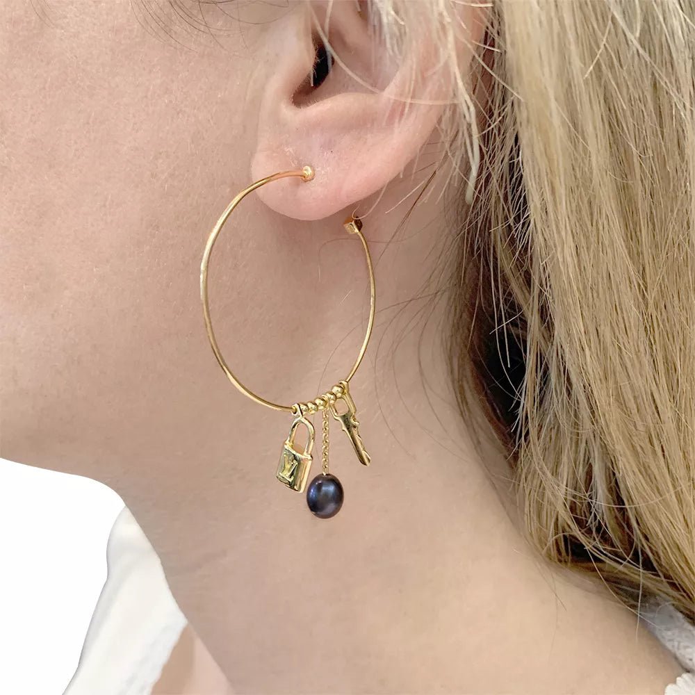 Boucles d'oreille Créoles LOUIS VUITTON "Monogram" en or jaune et perles - Castafiore
