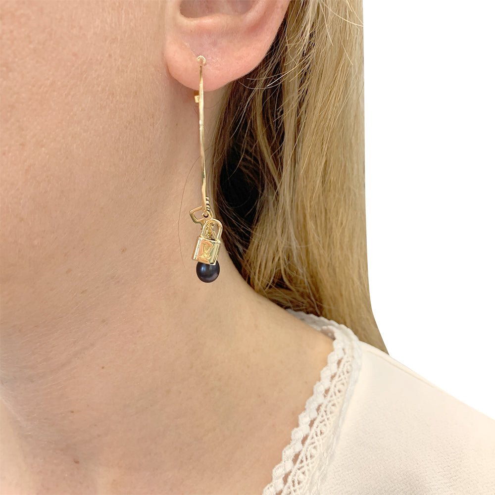 Boucles d'oreilles Louis Vuitton en or jaune 18k Monogram perles de  culture.