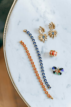 Boucles d'oreille pendantes BUCCELLATI, or jaune et saphirs gravés - Castafiore