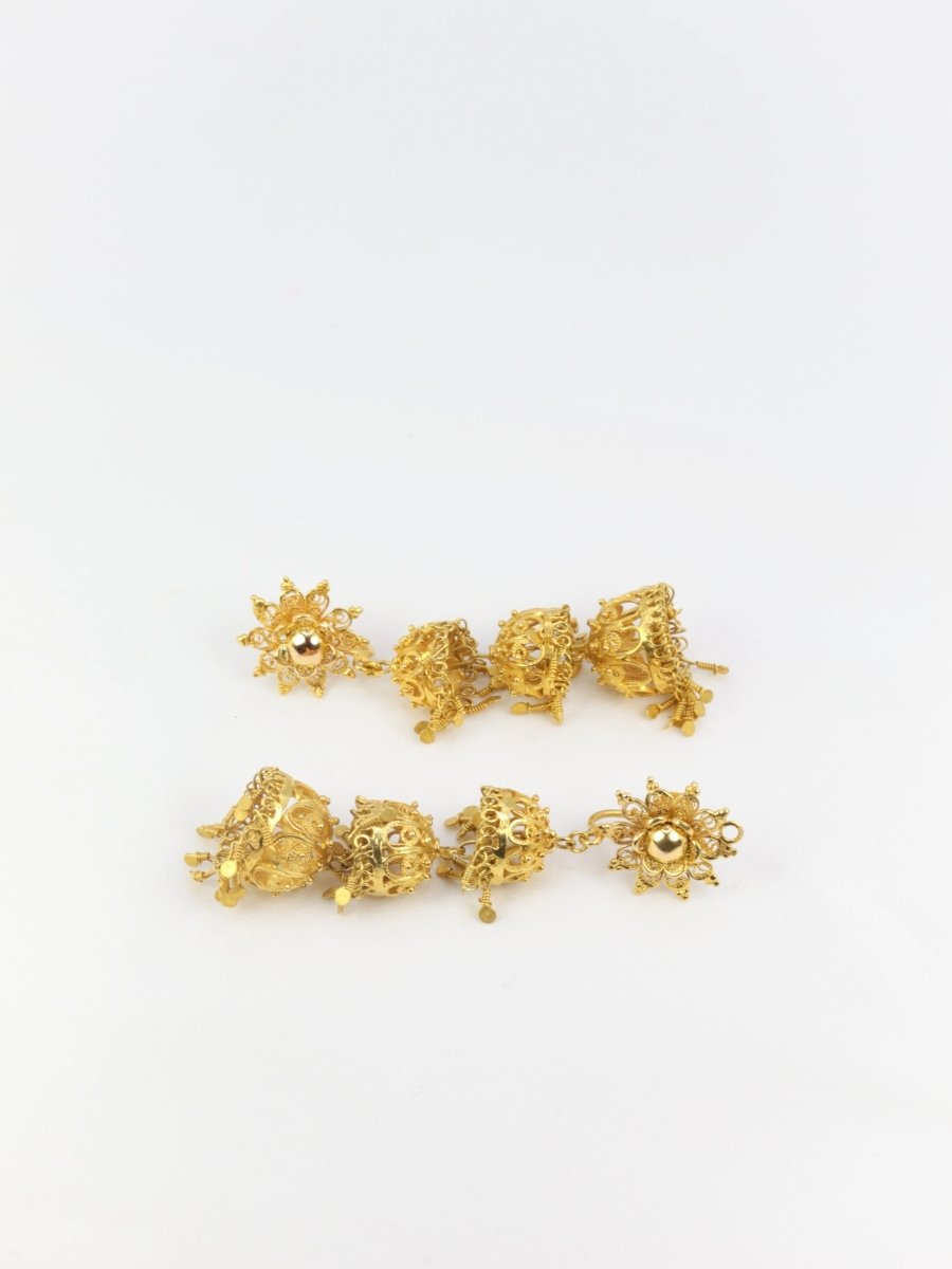 Boucles d’oreilles anciennes composées d’arabesques et de pampilles en or - Castafiore