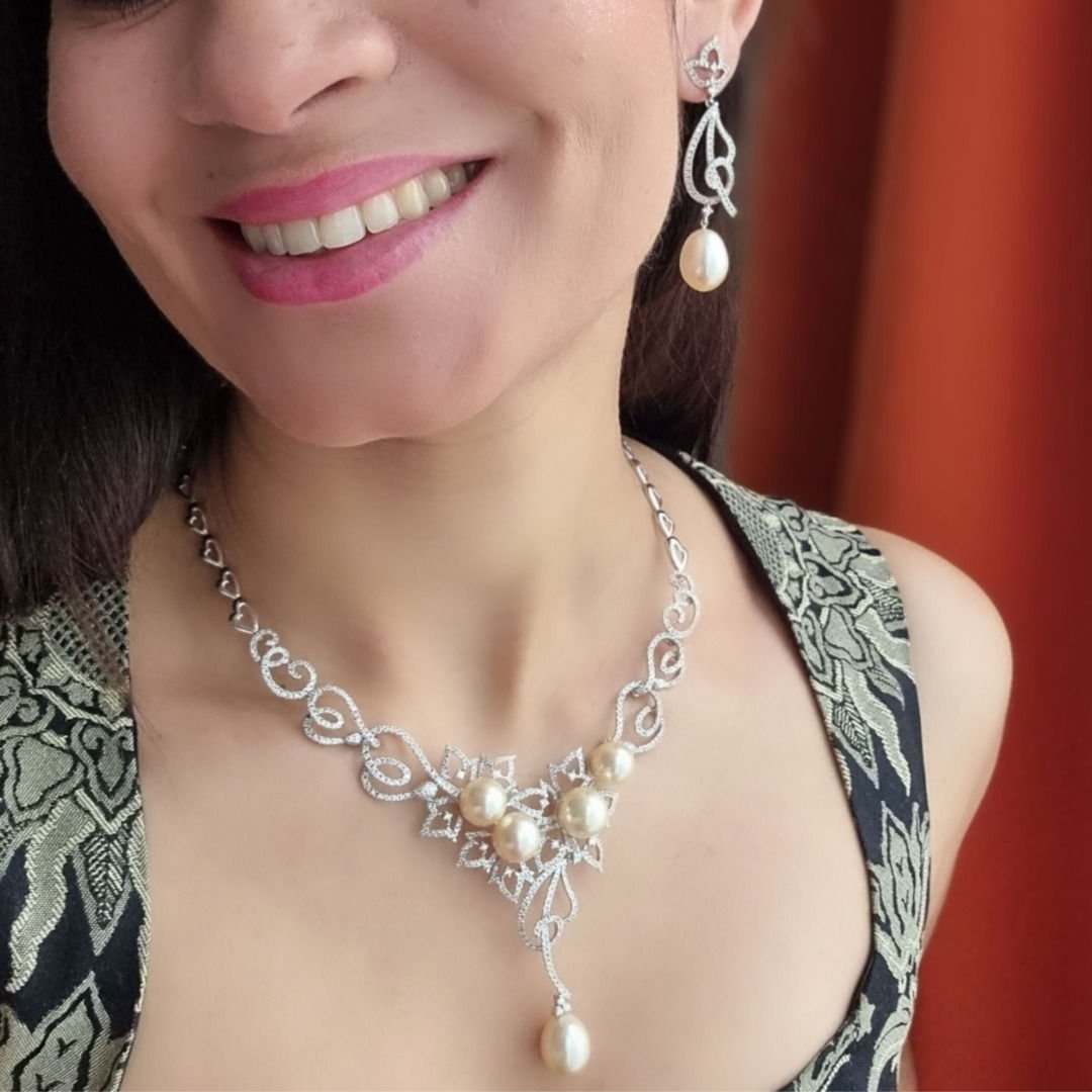 Boucles d'oreilles Arabesque en or blanc 18 carats, diamants et perles des Mers du Sud - Castafiore