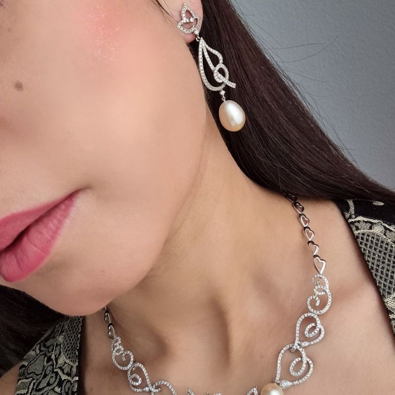 Boucles d'oreilles Arabesque en or blanc 18 carats, diamants et perles des Mers du Sud - Castafiore