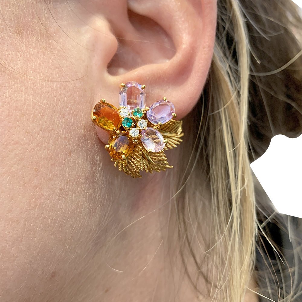 Boucles d'oreilles BOUCHERON "Fleur" or jaune et platine, pierres de couleur - Castafiore