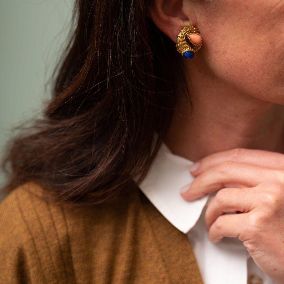 Boucles d'oreilles BOUCHERON "Serpent bohème", en or jaune, corail et lapis lazuli - Castafiore
