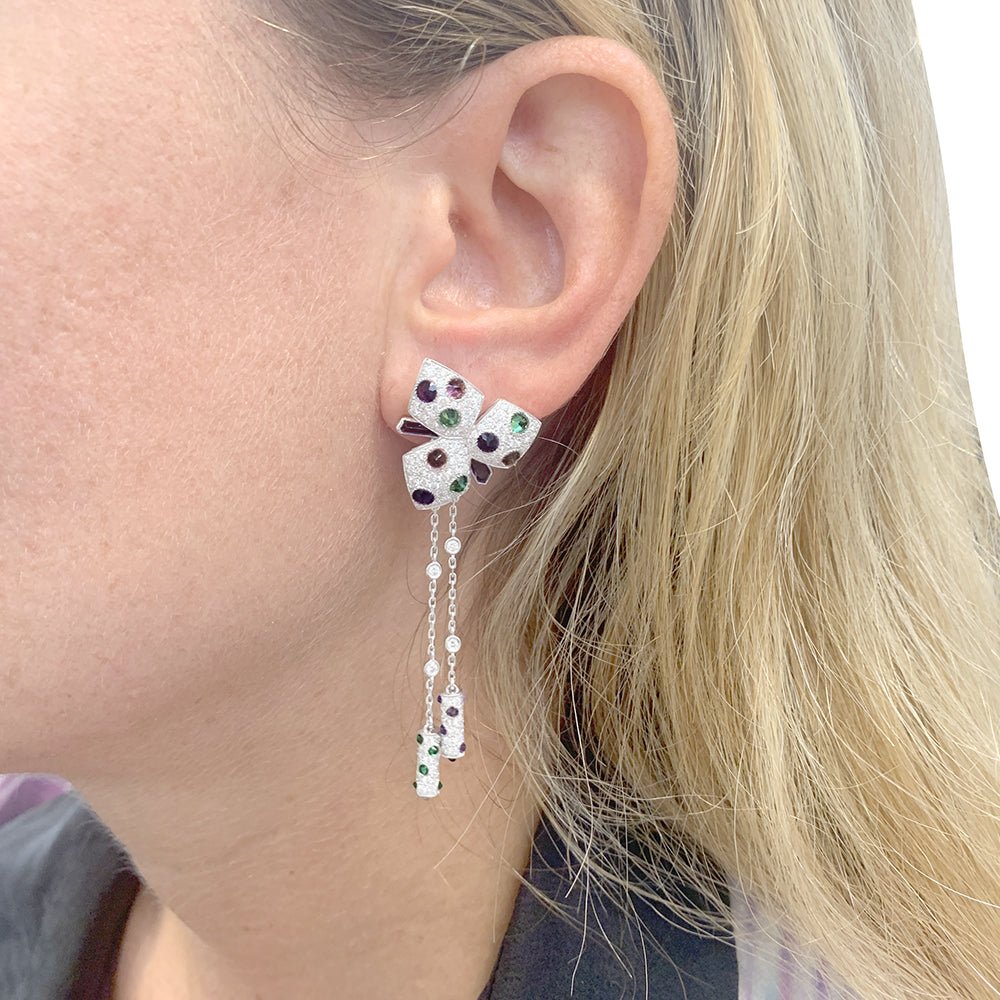 Boucles d'oreilles CARTIER "Caresse d'Orchidée"en or blanc, diamants et pierres de couleurs - Castafiore